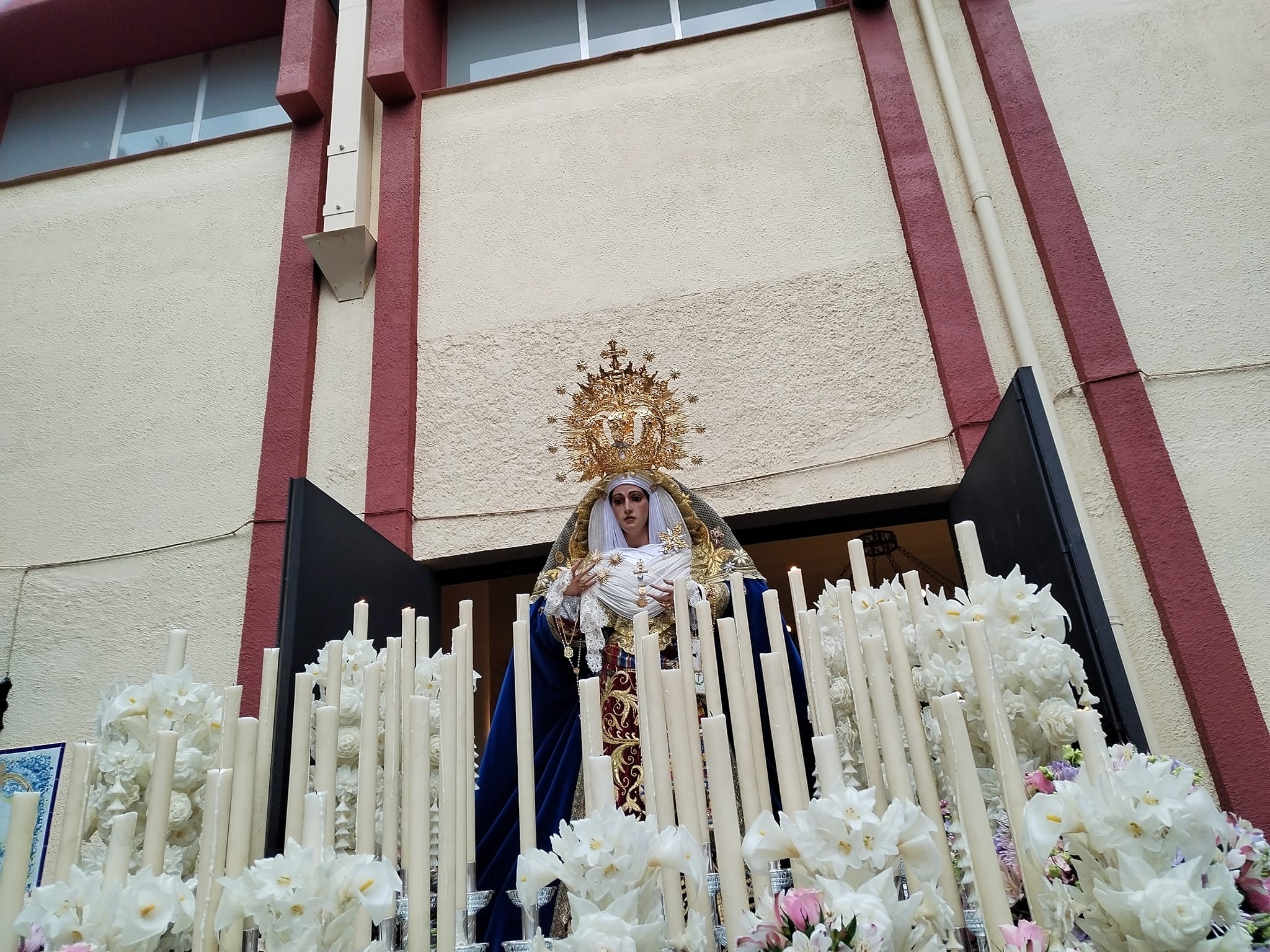 La Virgen de la Trinidad sale de su templo.