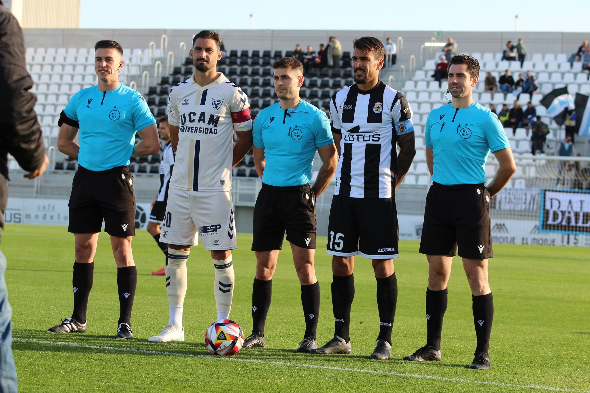 Muñoz Moreno, entre los capitanes de UCAM Murcia y Real Balompédica Linense/Foto: UNIVERSIDAD CATÓLICA DE MURCIA CF