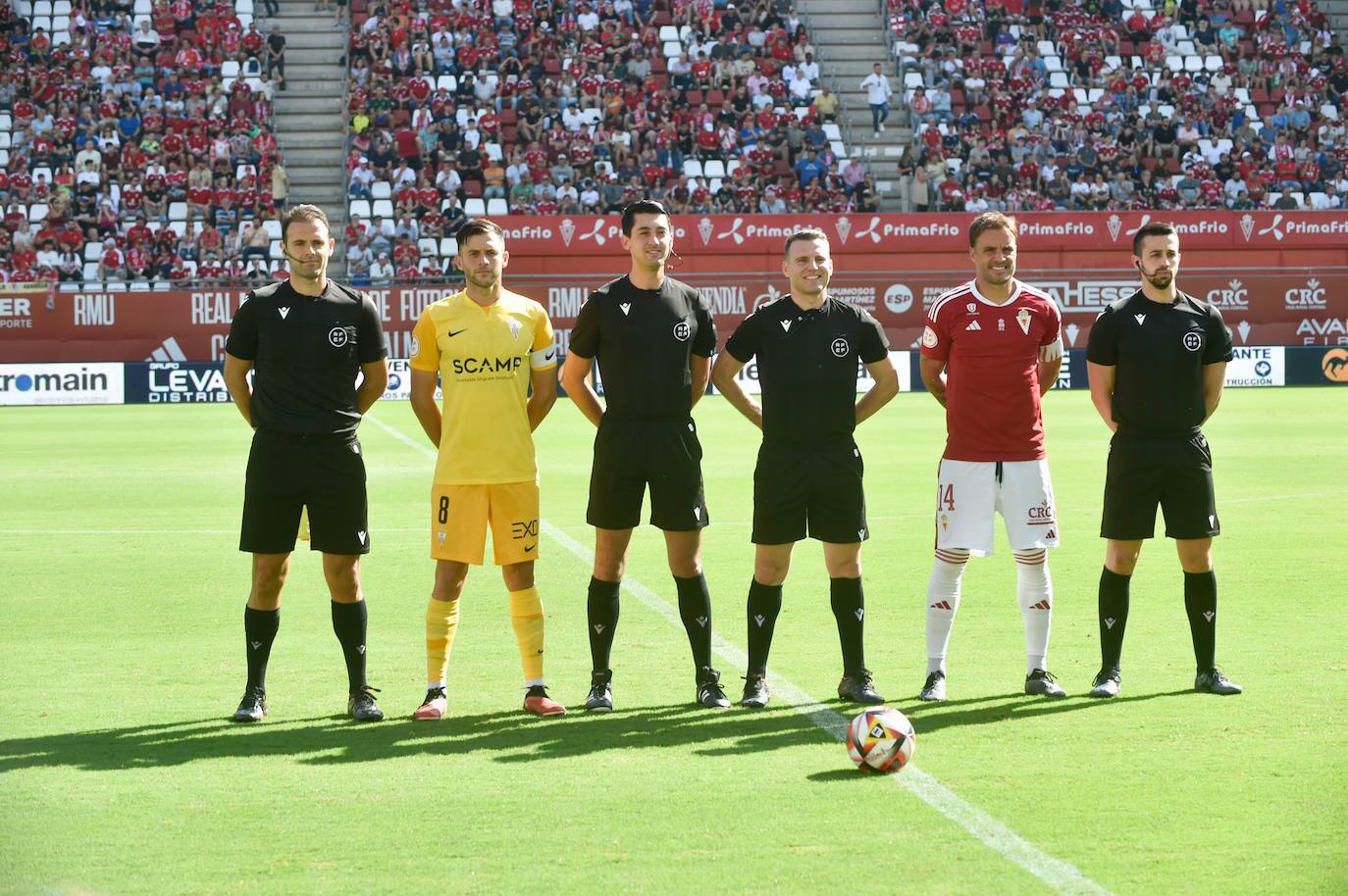 Escriche Román, entre los capitanes de Algeciras CF y Real Murcia, pita el 'Derbi del Estrecho'/Foto: JAVIER CARRIÓN