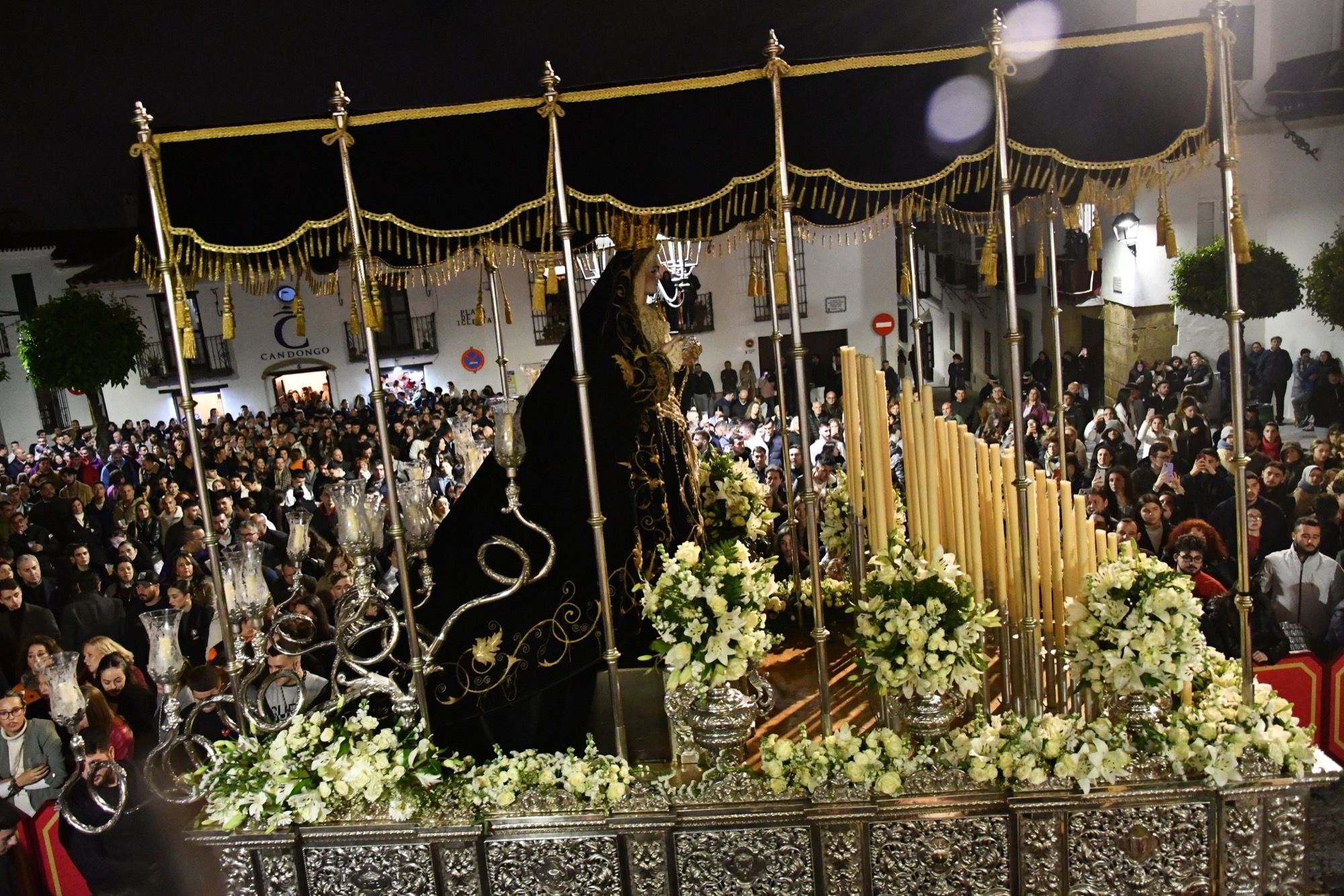 Recogimiento en San Roque al paso de La Soledad, que recorta su recorrido.