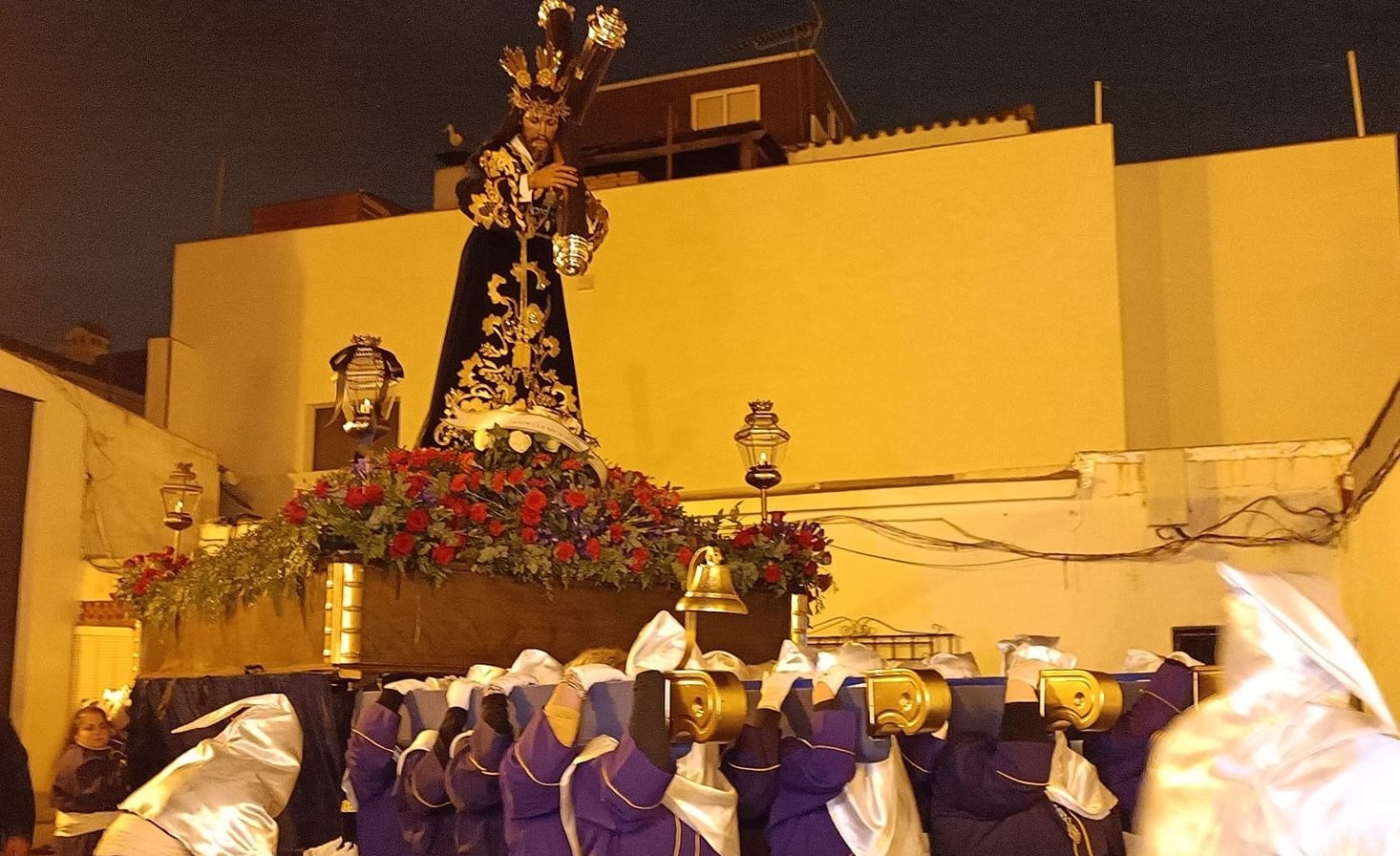 Santo Encuentro del Nazareno y la Virgen de los Dolores en la Plaza de San Bernardo.