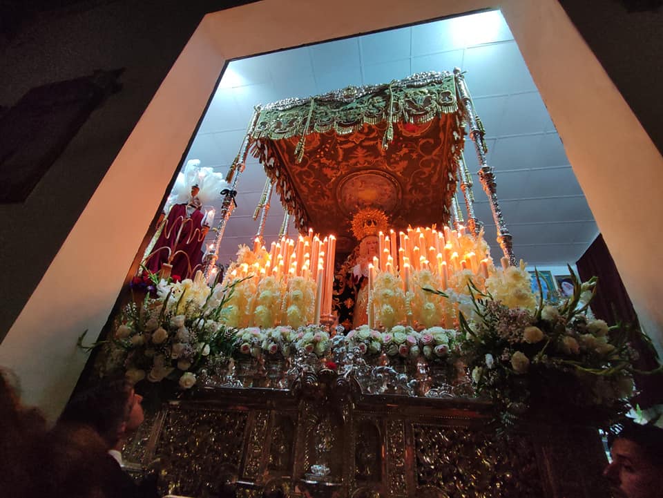 La lluvia agua la Esperanza de un Viernes Santo en la calle. En esta imagen, los costaleros de la Esperanza mecen a la Virgen en el interior de la casa hermandad. Foto: S.D. / 8Directo.