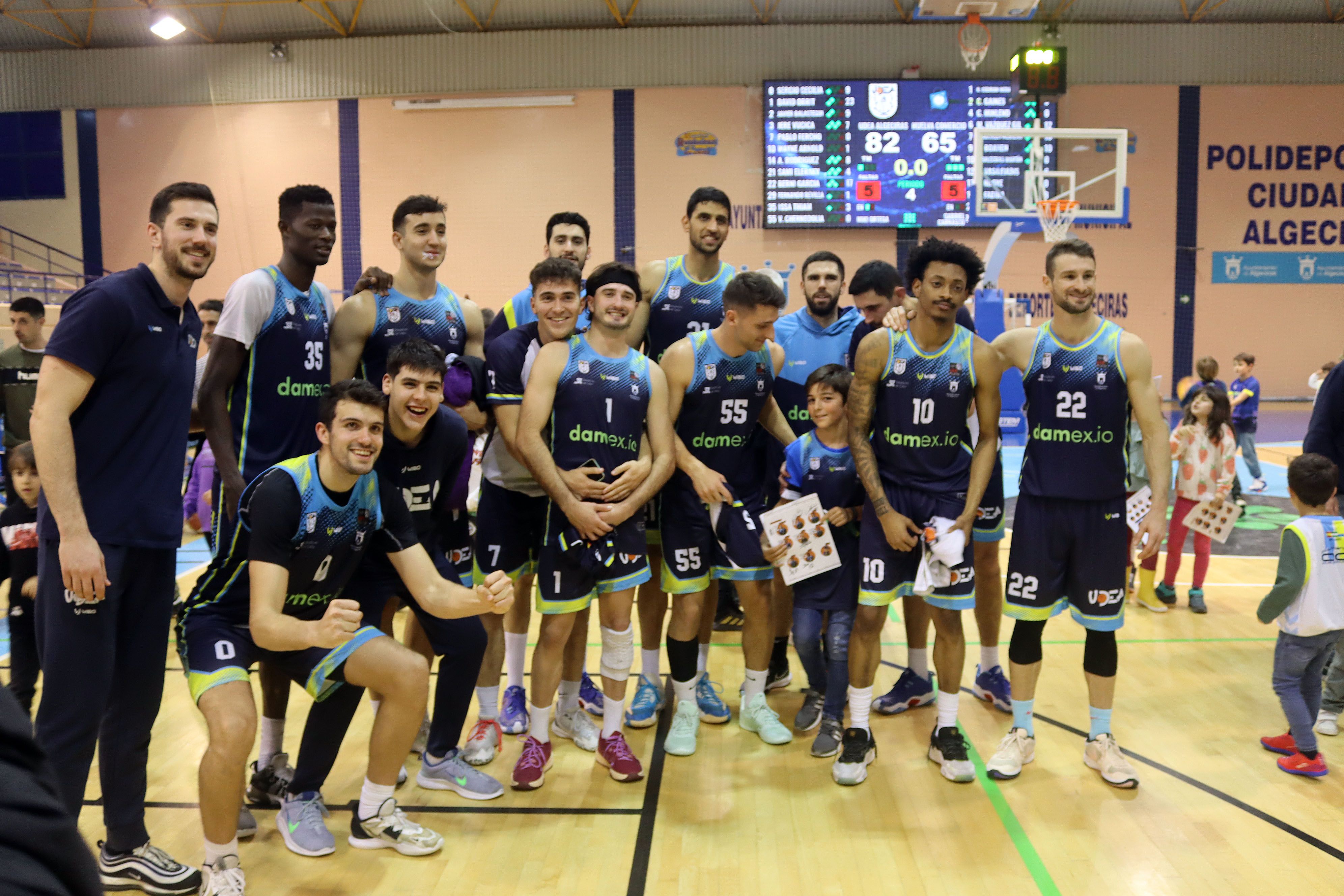 Los jugadores de UDEA festejan la victoria ante Huelva que les deja en la LEB Plata y le abre la posibilidad de jugar el 'play-off' de ascenso/Foto: AXEL S.C.