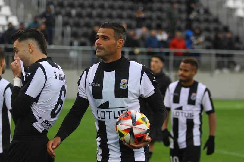 El delantero canario de la RB Linense, Aridane Santana, con el balón de sus tres goles al Vélez CF/Foto: RBLINENSE