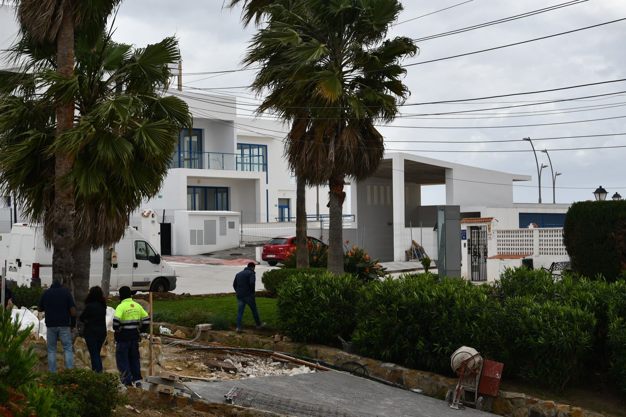 Mejorado el acceso entre la parada de bus y el nuevo edificio de Torreguadiaro.