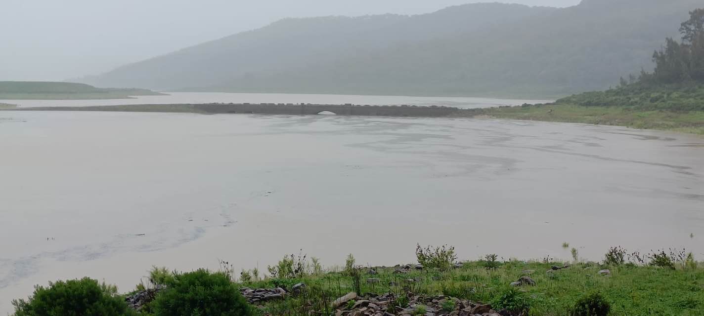 La Mesa de la Sequía estudiará este mes el alivio de restricciones tras las últimas lluvia. En esta imagen, el agua embalsada en Charco Redondo (Los Barrios) vuelve a cubrir el puente de piedra. Foto: Miguel Alconchel, alcalde de Los Barrios. 