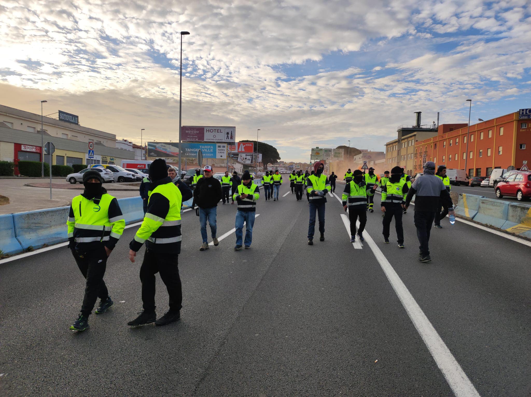 Trabajadores de Acerinox cortan la A7.