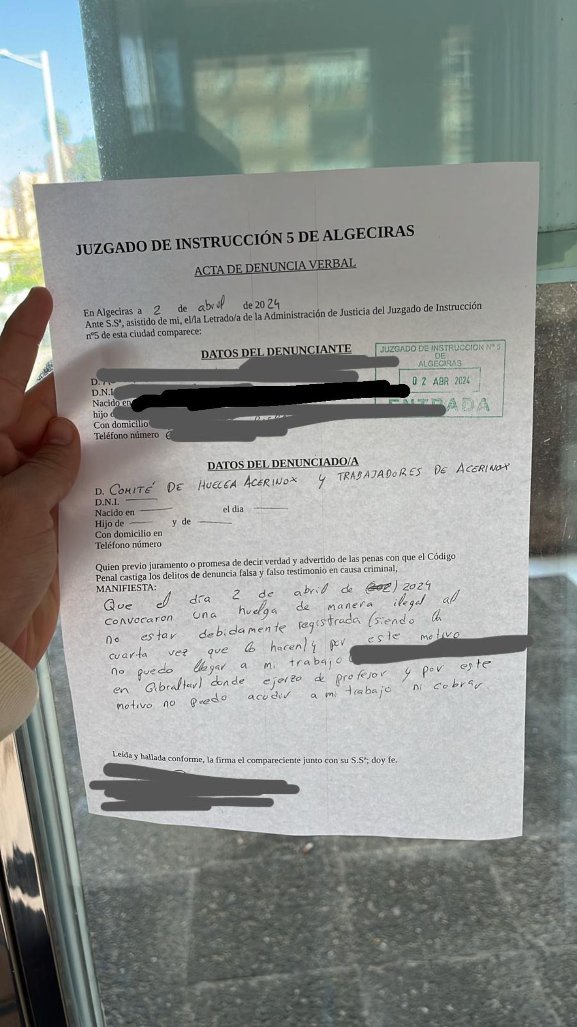 Una persona comparte una acta de denuncia verbal. 