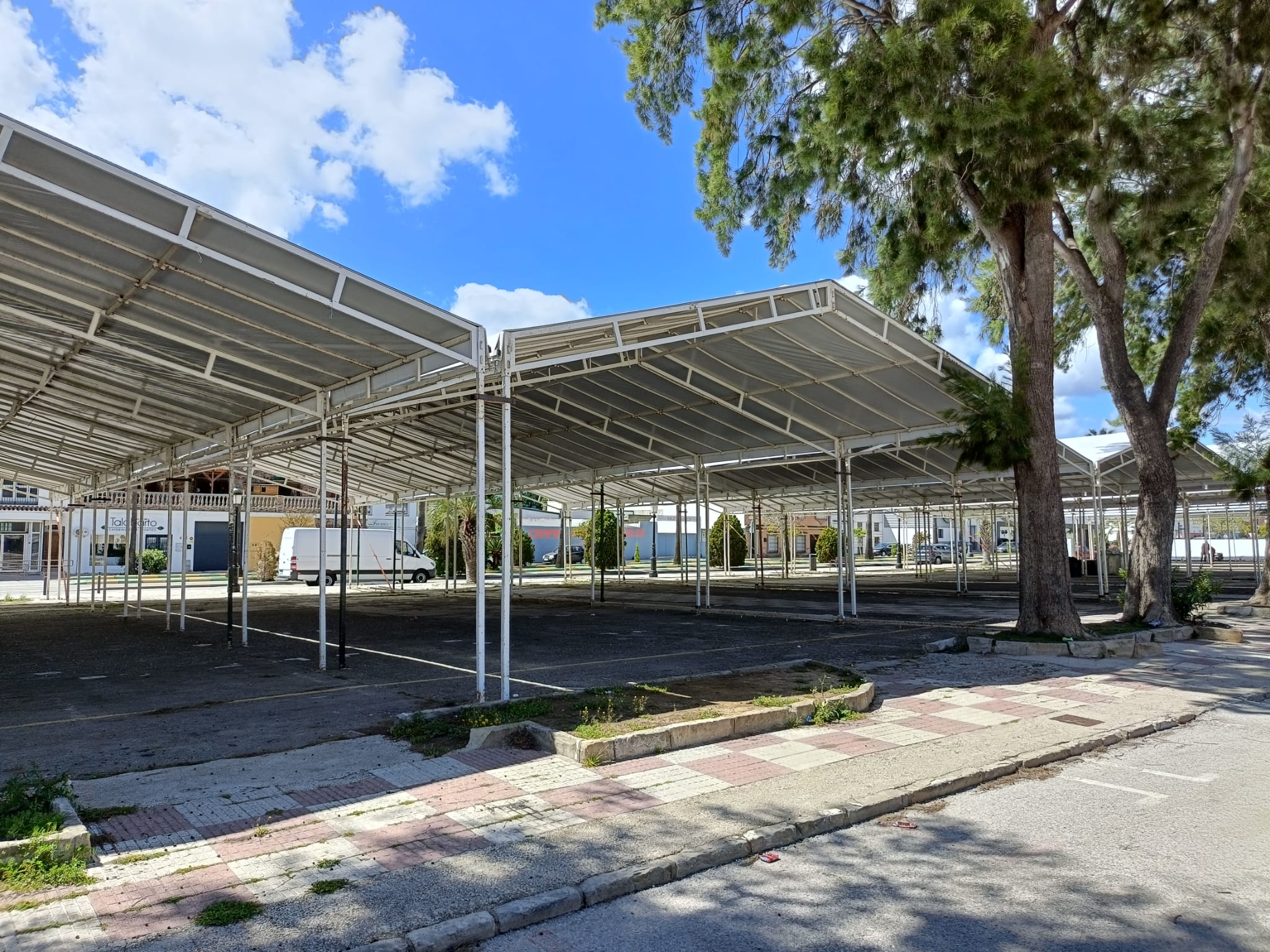 La reforma del pavimento del recinto ferial de Los Barrios comenzará después de la feria