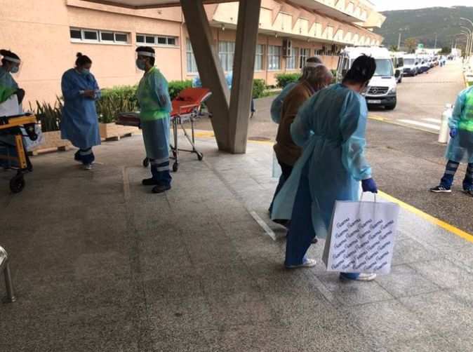 La Línea propone hermanarse con Alcalá del Valle tras acoger a los abuelos enfermos con covid. Foto: Mayores de Alcalá del Valle siendo trasladados por SAMU - EUROMEDIA.