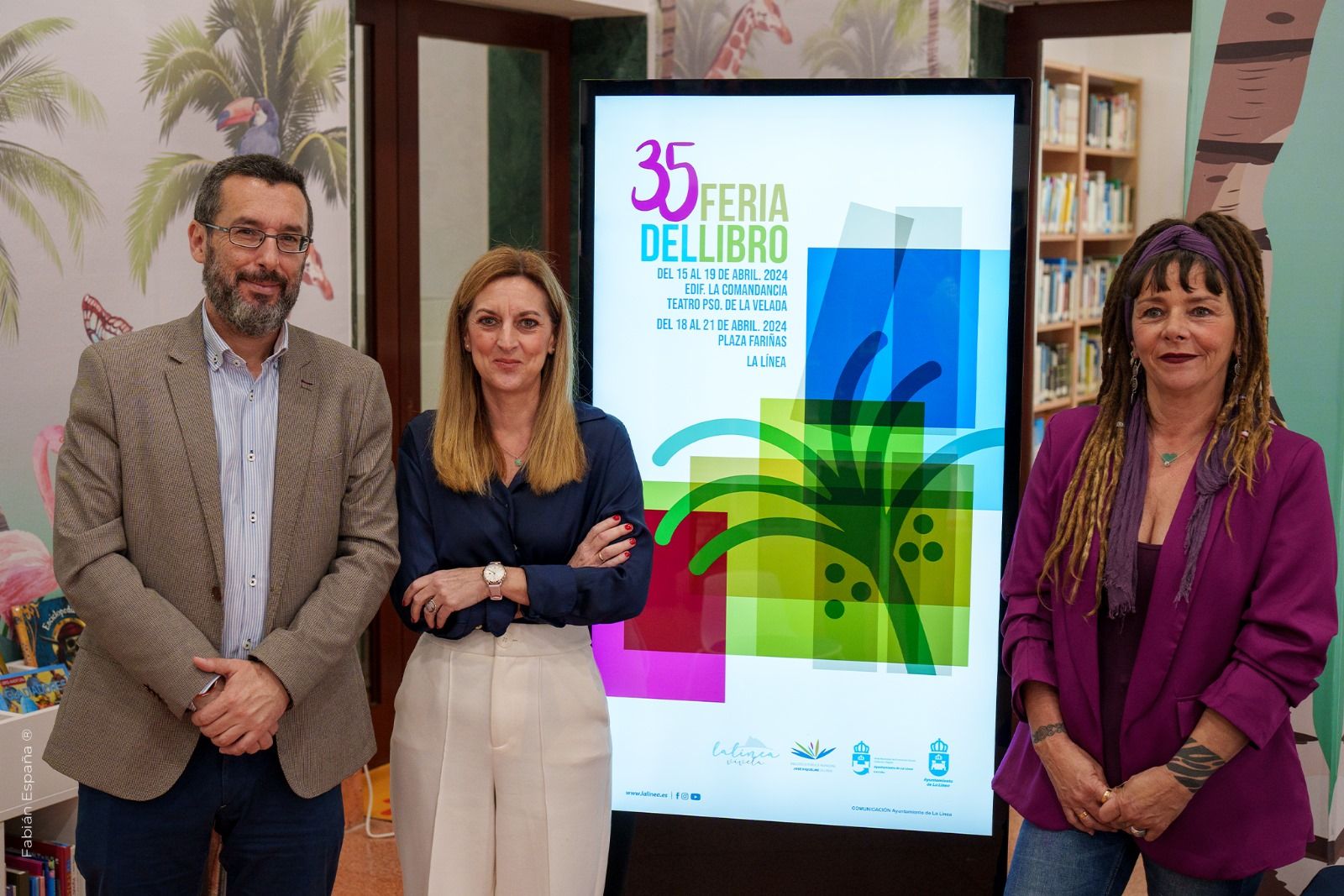 La autora infantil Alicia Acosta y el escritor Lorenzo Silva, en la Feria del Libro de La Línea.