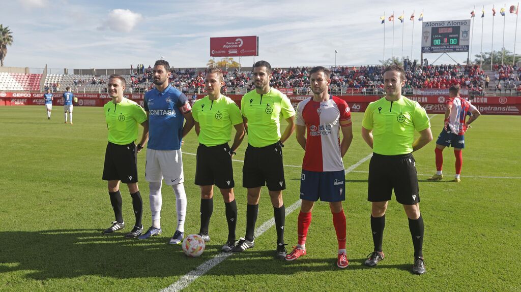 El colegiado Tárraga Lajara, entre los capitanes de Algeciras CF y UD Sanse/Foto: Juan Carlos González Vázquez