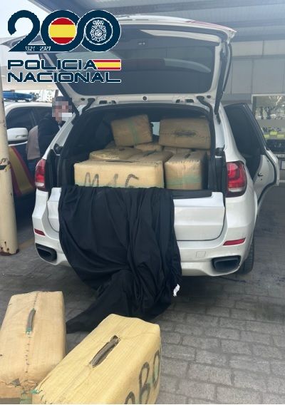 La Policía detiene en la A-7 a su paso por Algeciras una persona que transporta más de 600 kilos de hachís en un vehículo. 