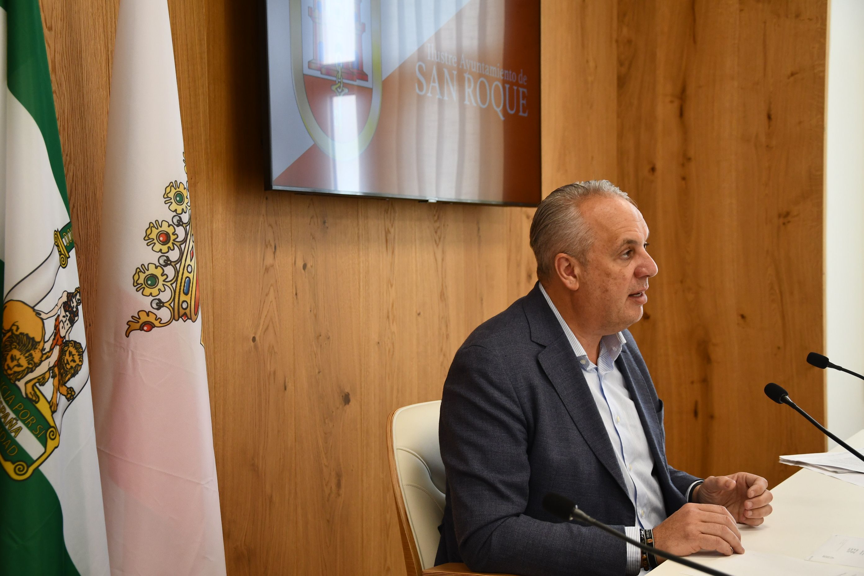 El alcalde de San Roque, Juan Carlos Ruiz Boix. Ruiz Boix insiste en que el fondeadero exterior perjudicará al sector turístico del Campo de Gibraltar