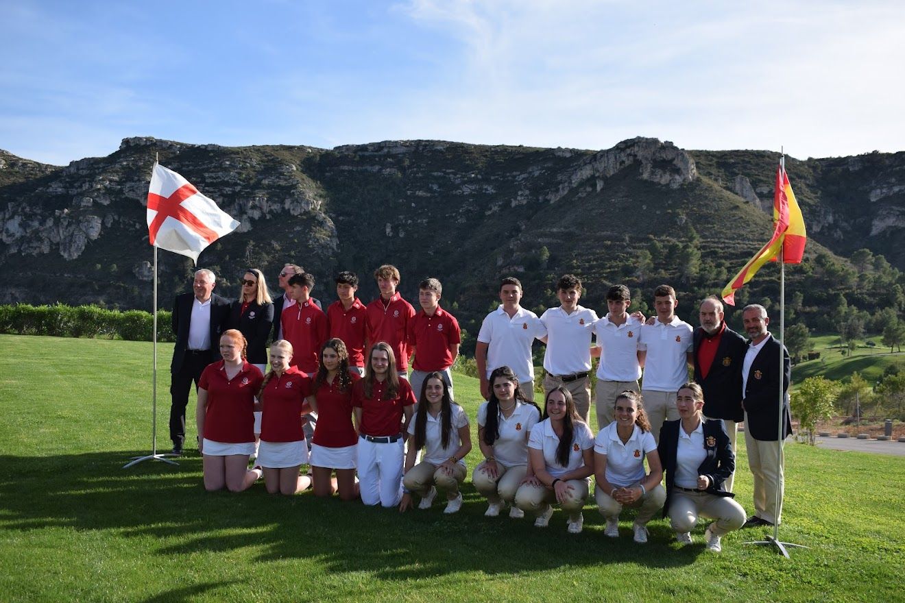 Los combinados de Inglaterra y España, con Yago Horno -segundo por la derecha en la fila superior con el polo blanco-