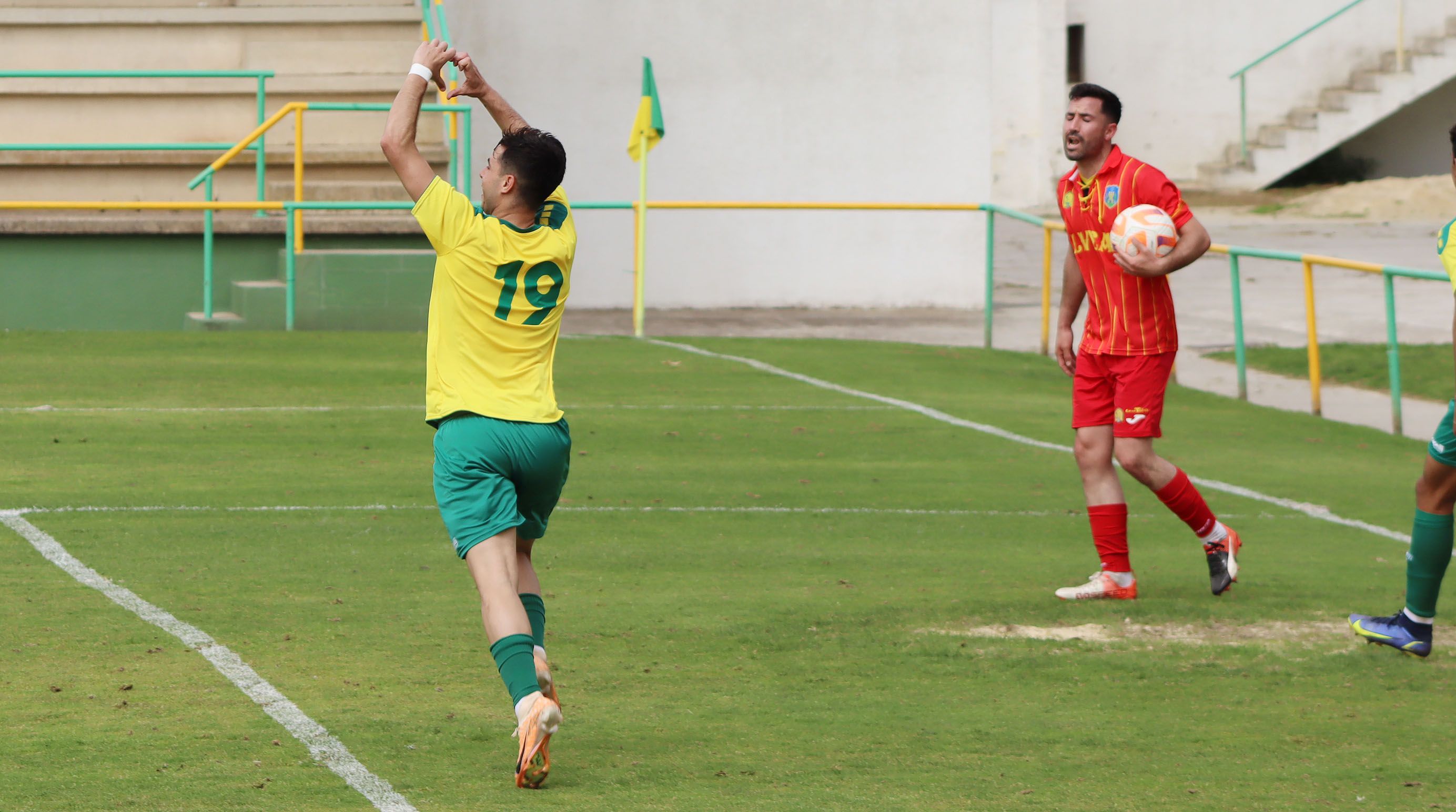 Tote celebra su gol al Montilla CF en la victoria de la UD Los Barrios/Foto: AXEL S.C.