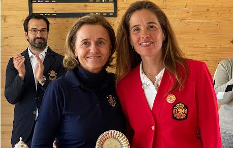 Covadonga Basagoiti, de rojo -como miembro de la Federación Española-, en la entrega de premios del Nacional Mid Amateur