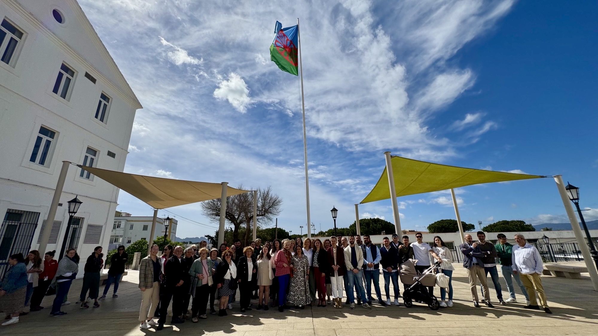 San Roque iza la bandera del Pueblo Gitano