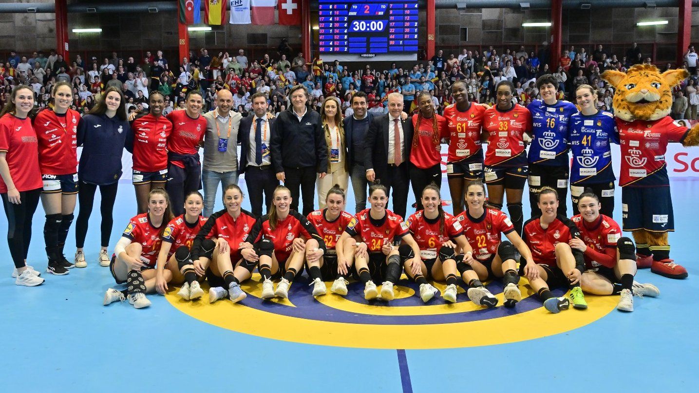 Jennifer Gutiérrez, primera por la izquierda sentada en el suelo, con el resto de las 'Guerreras' tras ganar a Azerbaiyán