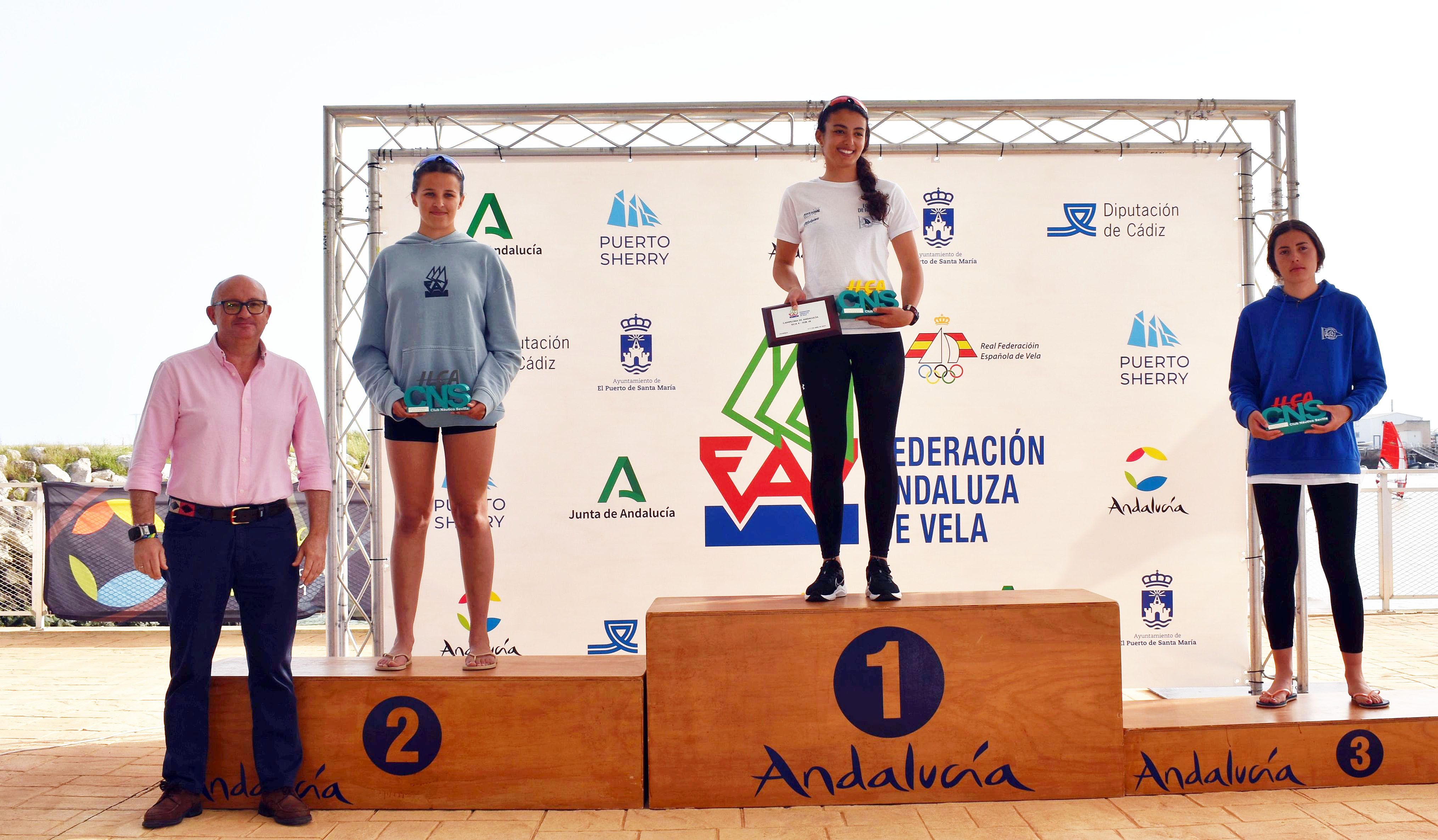 La linense Raquel Retamero (RCN La Línea) -a la izquierda-, subcampeona de Andalucía de ILCA 4