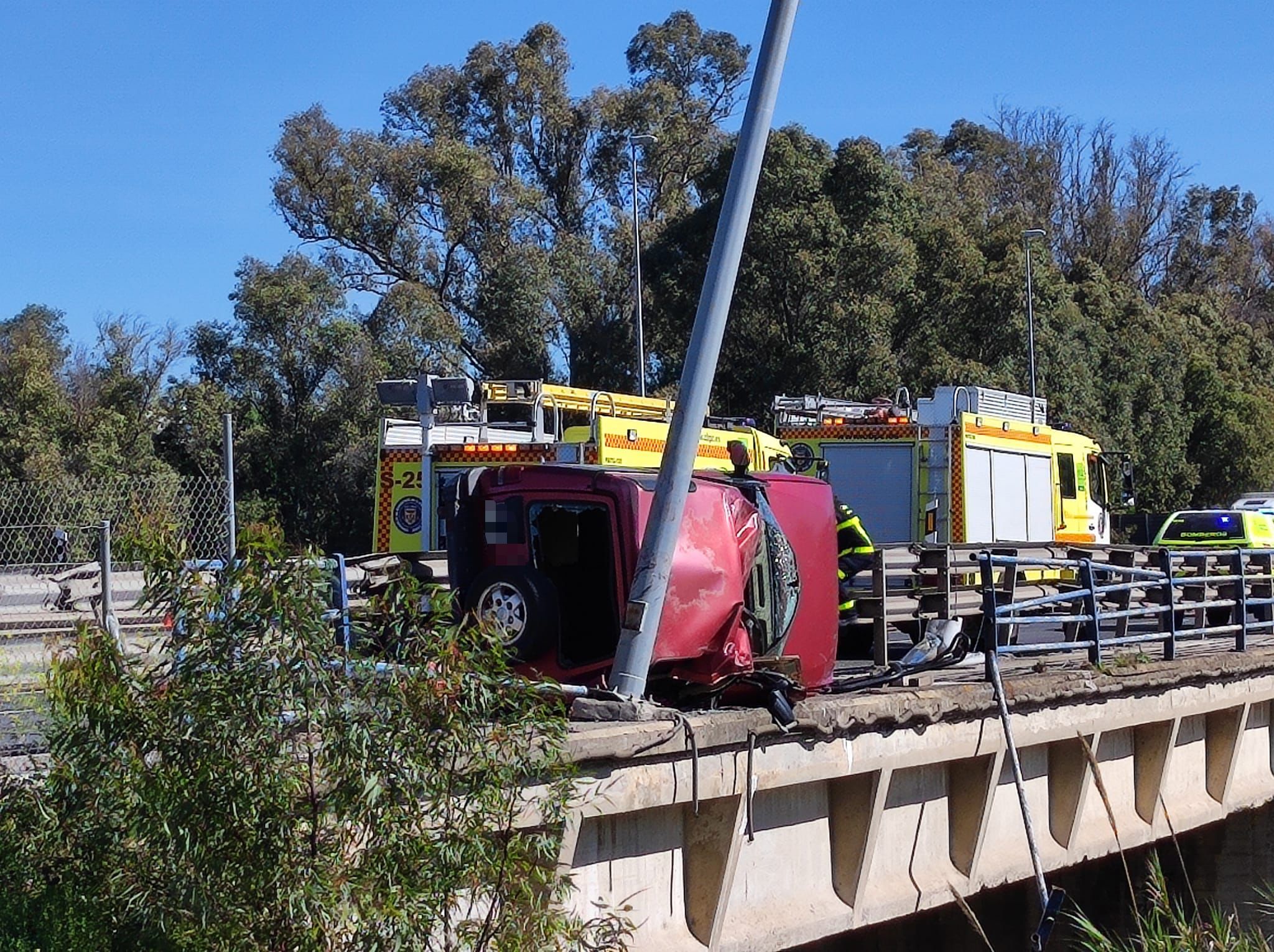 Aparatoso accidente de un vehículo que vuelca al borde del puente sobre el río Guadarranque . Foto: S.D. / 8Directo.