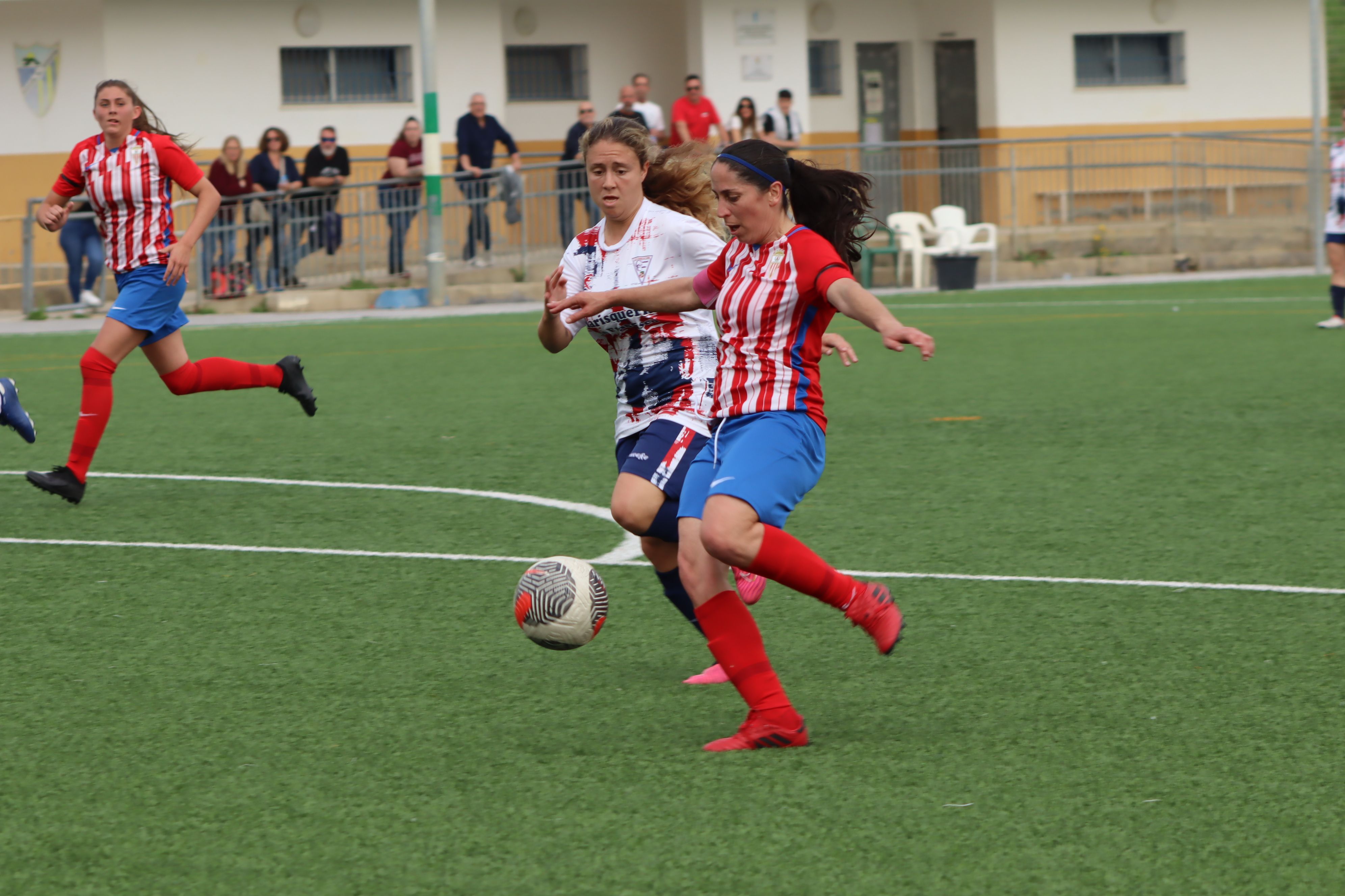 Desi Macías se dispone a disparar hacia la portería del CD Ciudad de Cádiz/Foto: AXEL S.C.