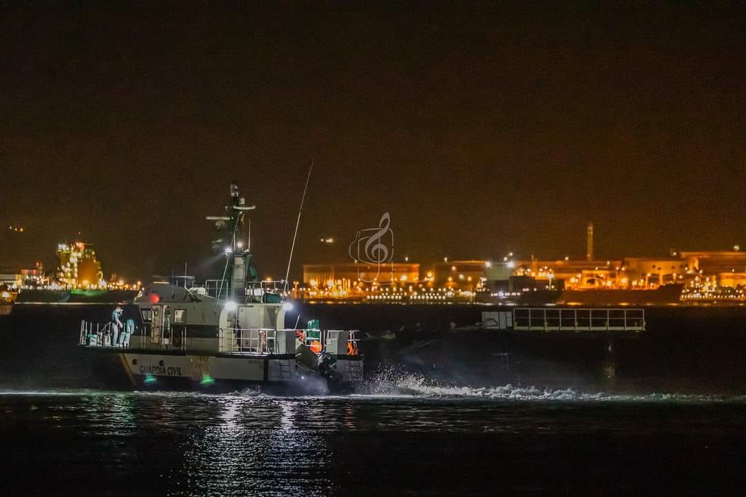Una embarcación de la Guardia Civil choca con una baliza del aeropuerto de Gibraltar. Foto: Mark Galliano.