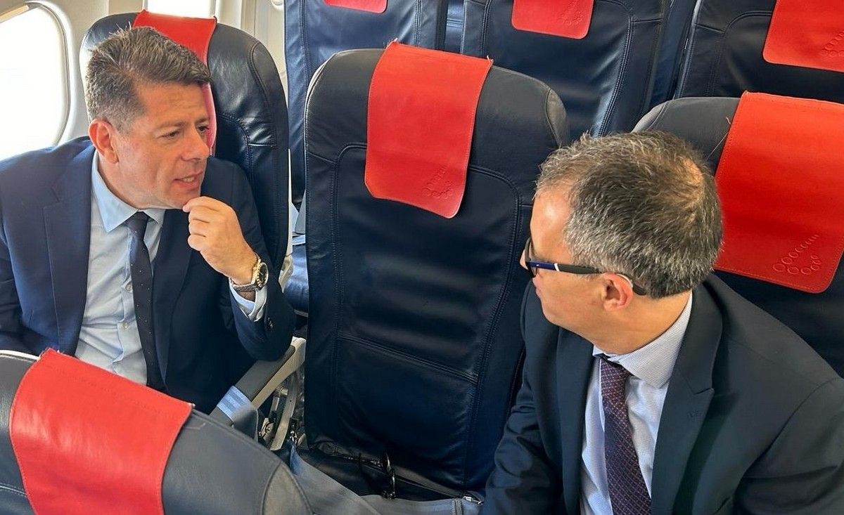 Picardo y García conversan en el avión rumbo a Bruselas. 