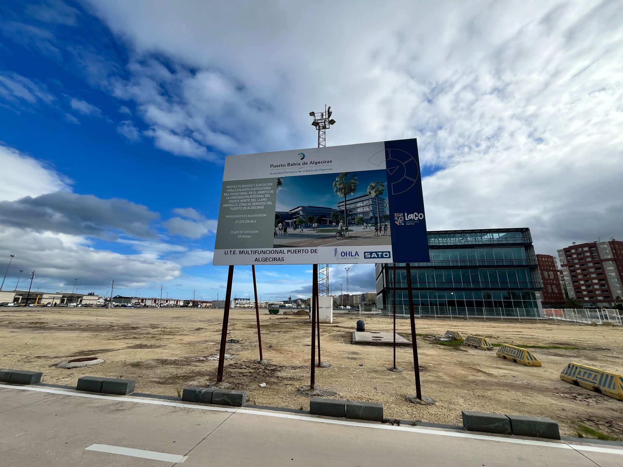 Edificio UCA ya construido y el cartel que anuncia el conjunto edificatorio. Foto: F.M.