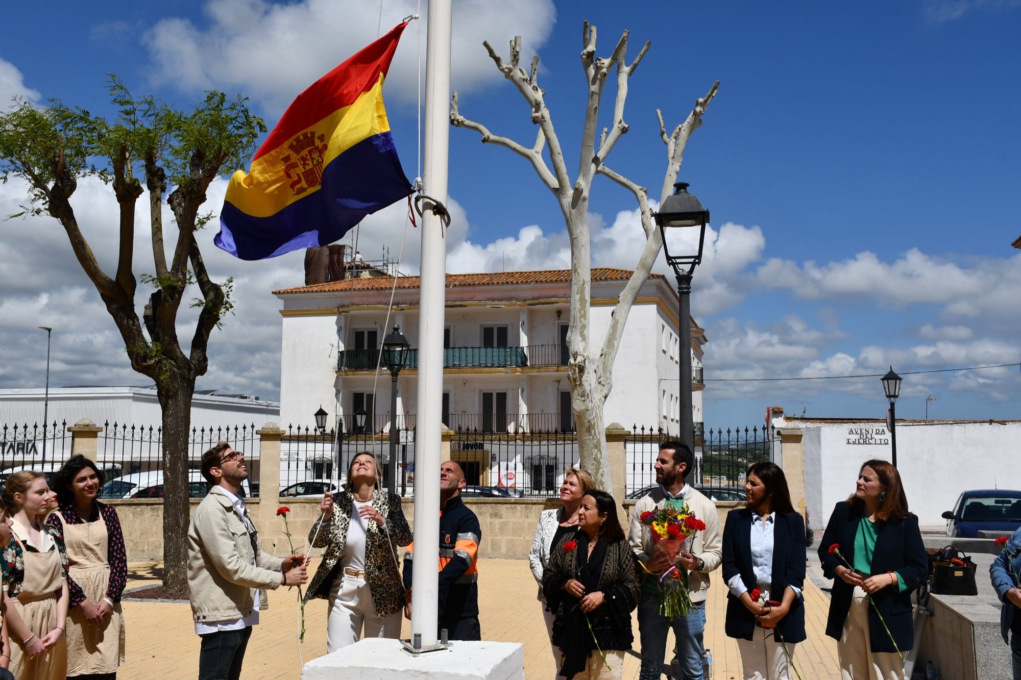 Día de la República en la Alameda con claveles, música e izado de la bandera tricolor. Imagen de archivo. 