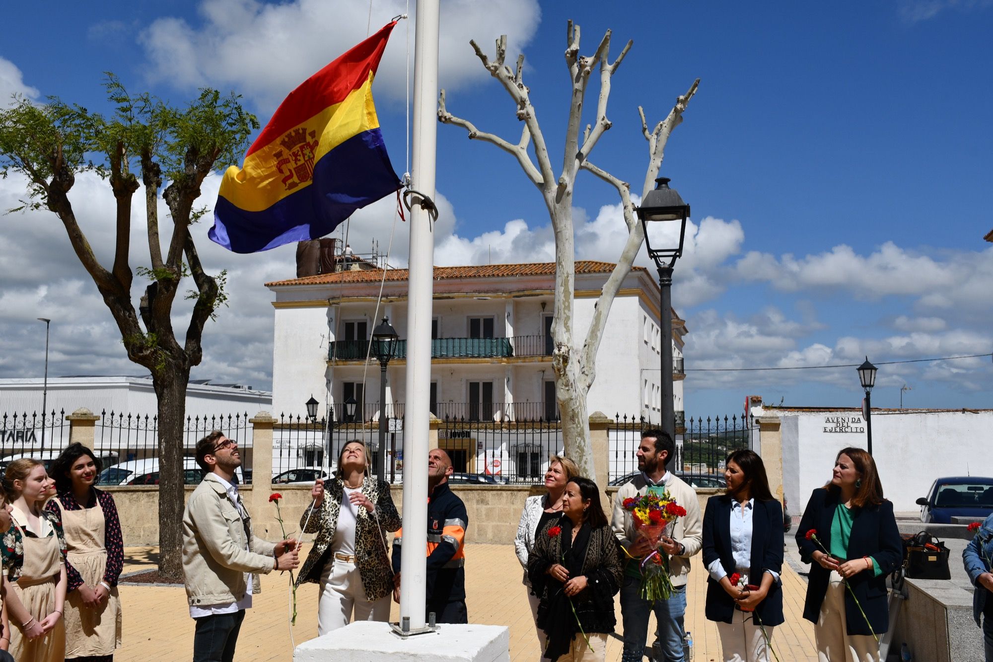 Día de la República en la Alameda con claveles, música e izado de la bandera tricolor