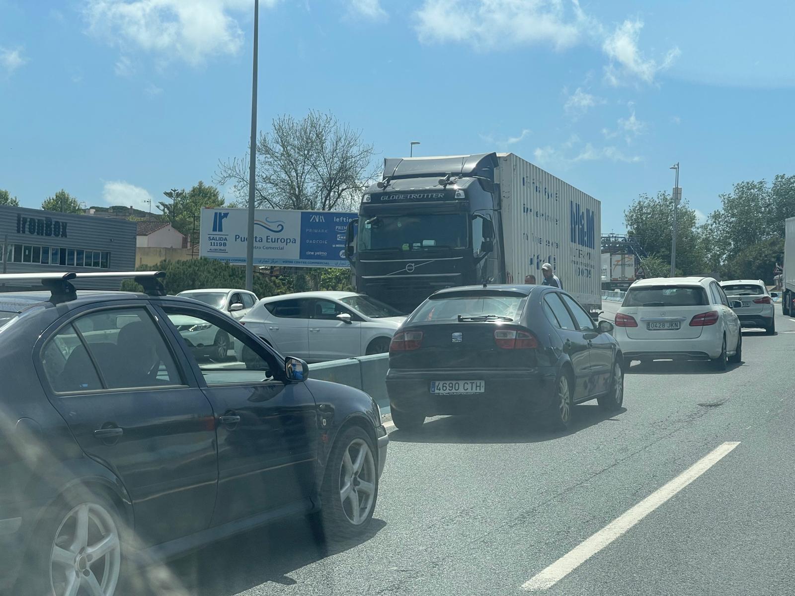 Un accidente entre un camión y un coche deja largas retenciones en la A7 Algeciras-Málaga. Foto: S.F.