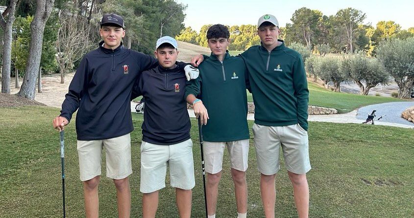 Sebastian Desoisa (derecha) y Yago Horno Mateo, a su lado, con dos jugadores de Murcia en cuartos de final