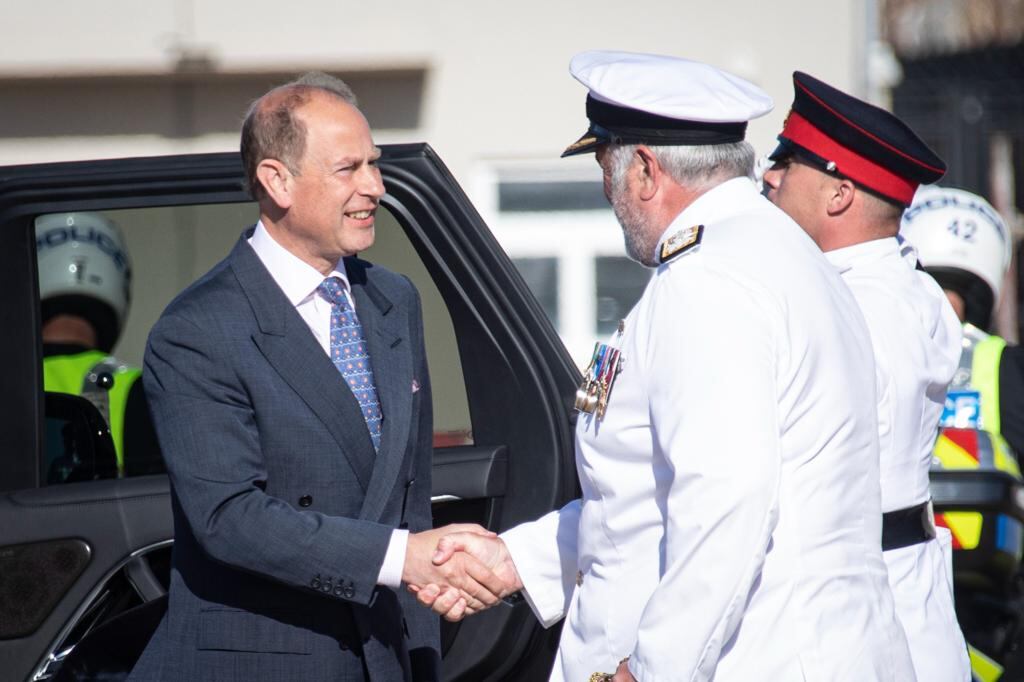 Conde de Wessex saluda al Contralmirante Dainton, Comandante de las Fuerzas Británicas en Gibraltar Conde de Wessex saluda al Contralmirante Dainton, Comandante de las Fuerzas Británicas en Gibraltar