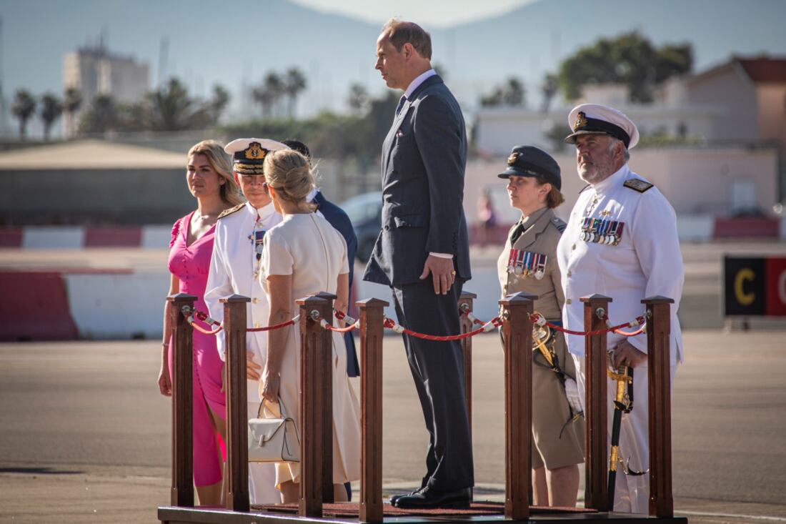 Revista a las tropas - Justine Picardo, Gobernador, Condes de Wessex, Teniente Coronel Nel Doherty y Contralmirante Dainton Revista a las tropas - Justine Picardo, Gobernador, Condes de Wessex, Teniente Coronel Nel Doherty y Contralmirante Dainton