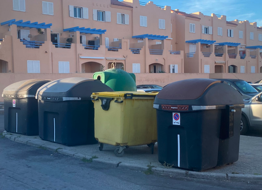 Contenedores en Algeciras. Imagen de archivo. Entra en vigor este 26 de octubre el nuevo horario de invierno para la recogida de residuos 