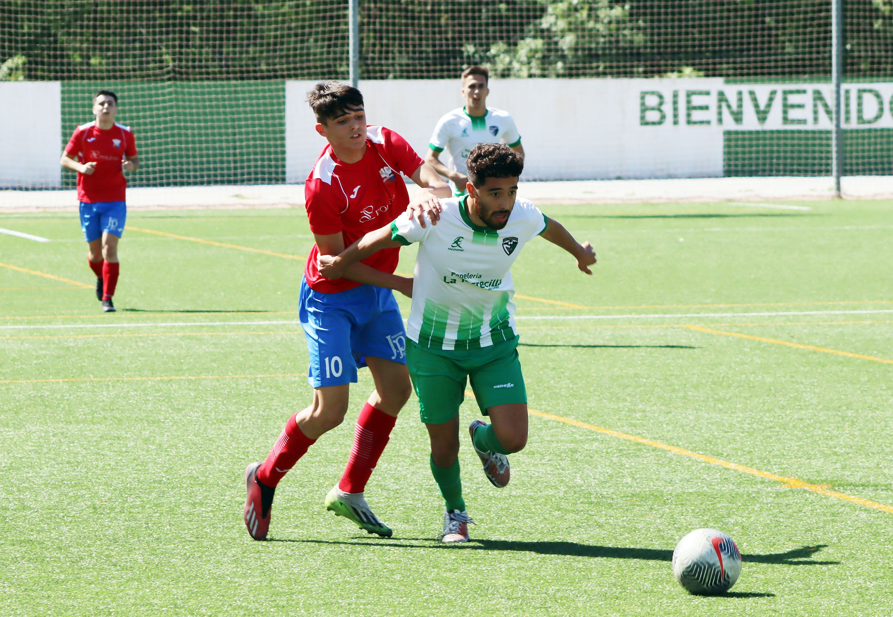 El taraguillero Nico Amaya trata de zafarse de Aníbal, del Ubrique CF, en un lance del partido/Foto: AXEL S.C.