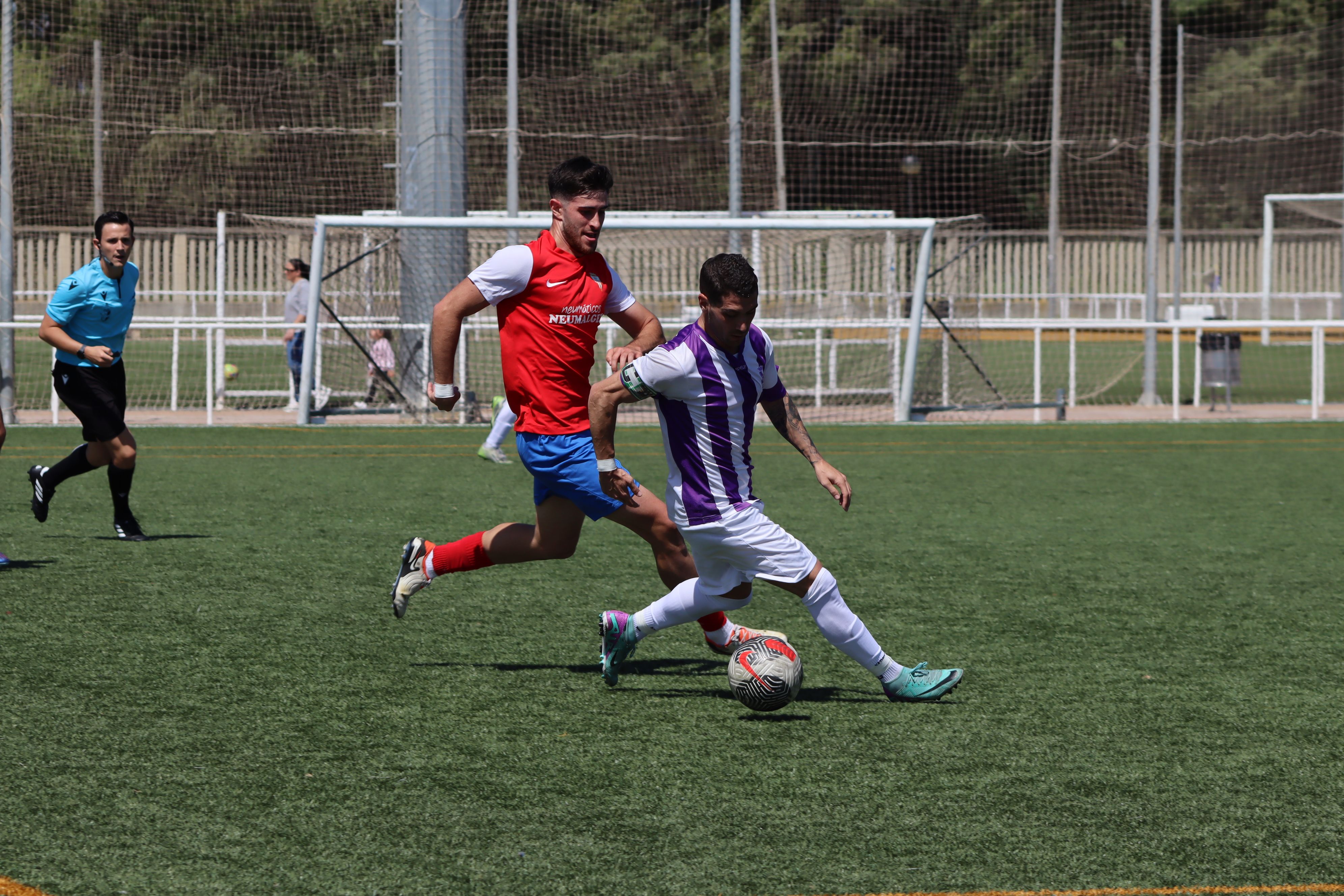 El Algeciras CF B gana la primera 'final' (2-0) y tiene medio pase al 'play-off' en Guadiaro. En la foto, Curro pugna con Dieguito/Foto AXEL S.C.