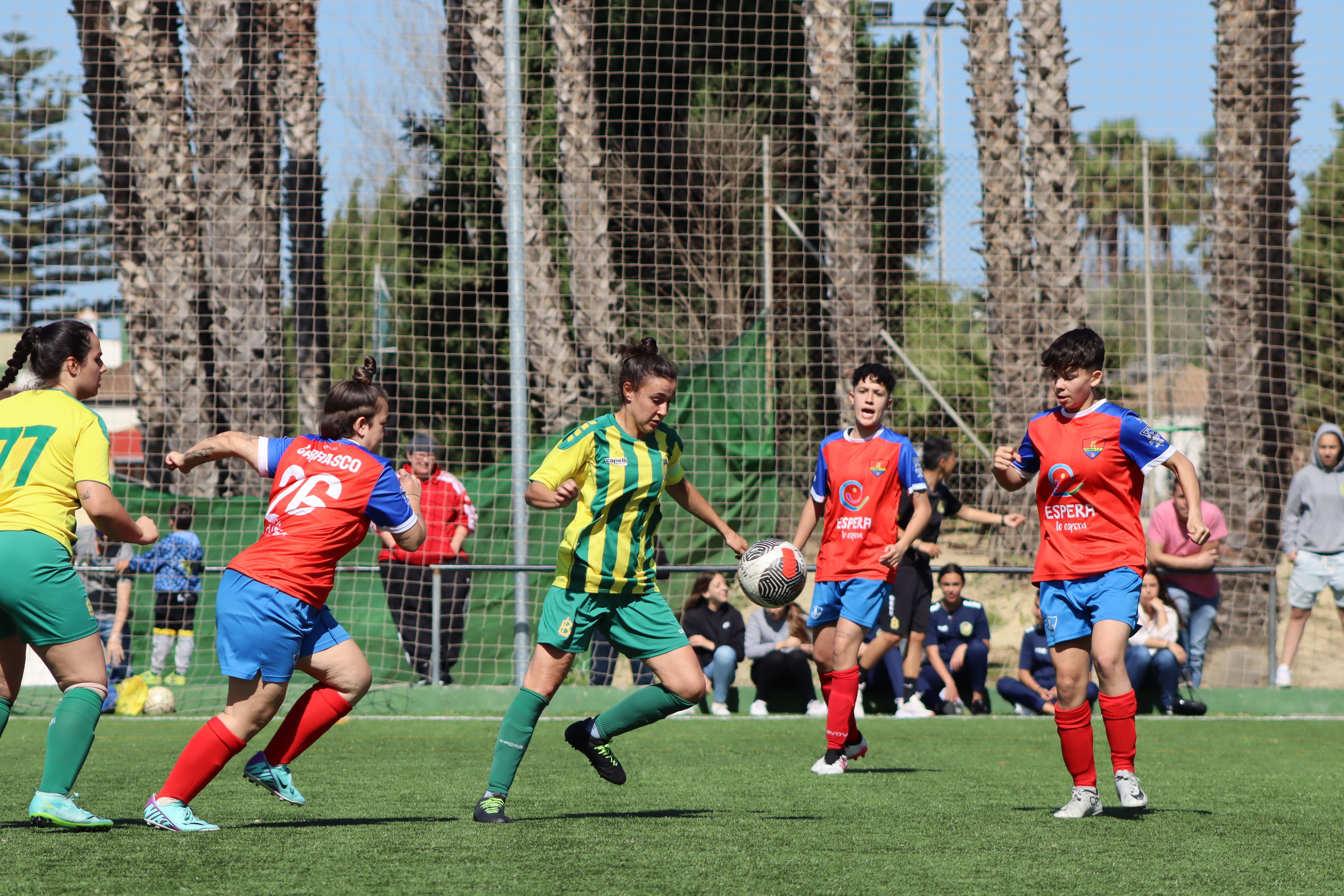 Las féminas de la UD Los Barrios, que acaban con nueve, no pueden con el Espera CF (0-0)/Foto: AXEL S.C.