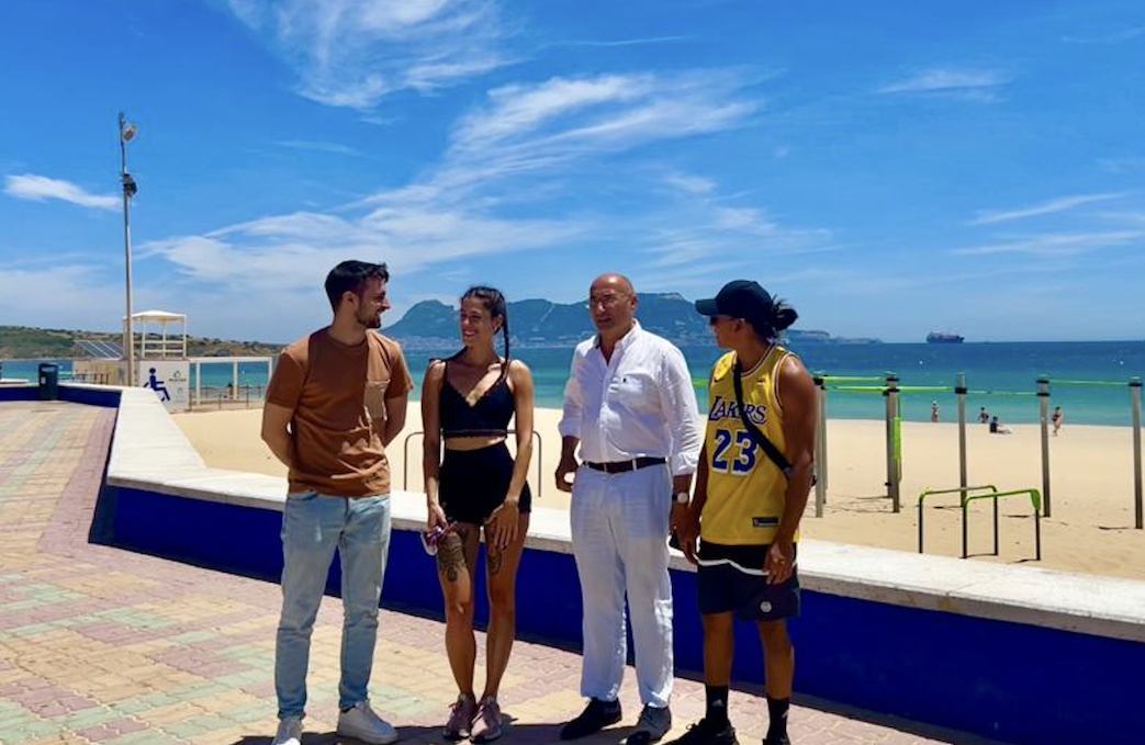 El Ayuntamiento estudia ampliar el equipamiento de las zonas de calistenia en la playa de Getares