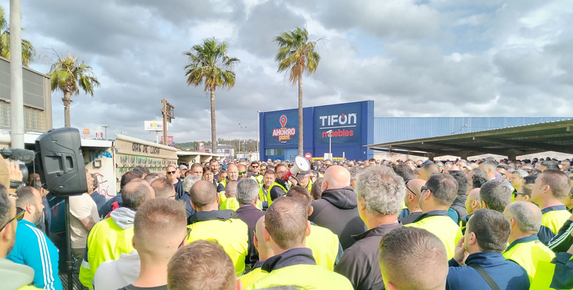 Trabajadores de Acerinox, en una asamblea.