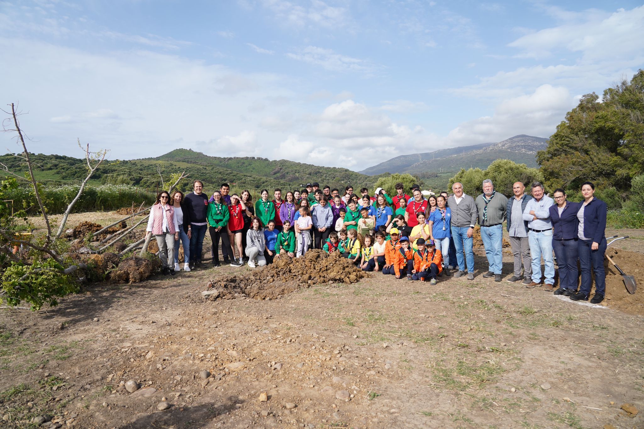 Grupos de scouts de Algeciras plantan 20 árboles en el Cortijo del Pícaro.