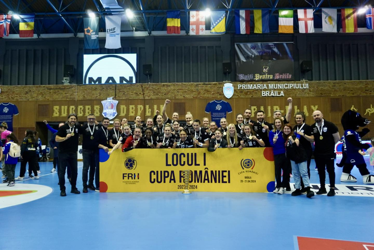 Las jugadoras del CSM București, con la algecireña Jennifer Gutiérrez, festejan el título de la Copa de Rumanía