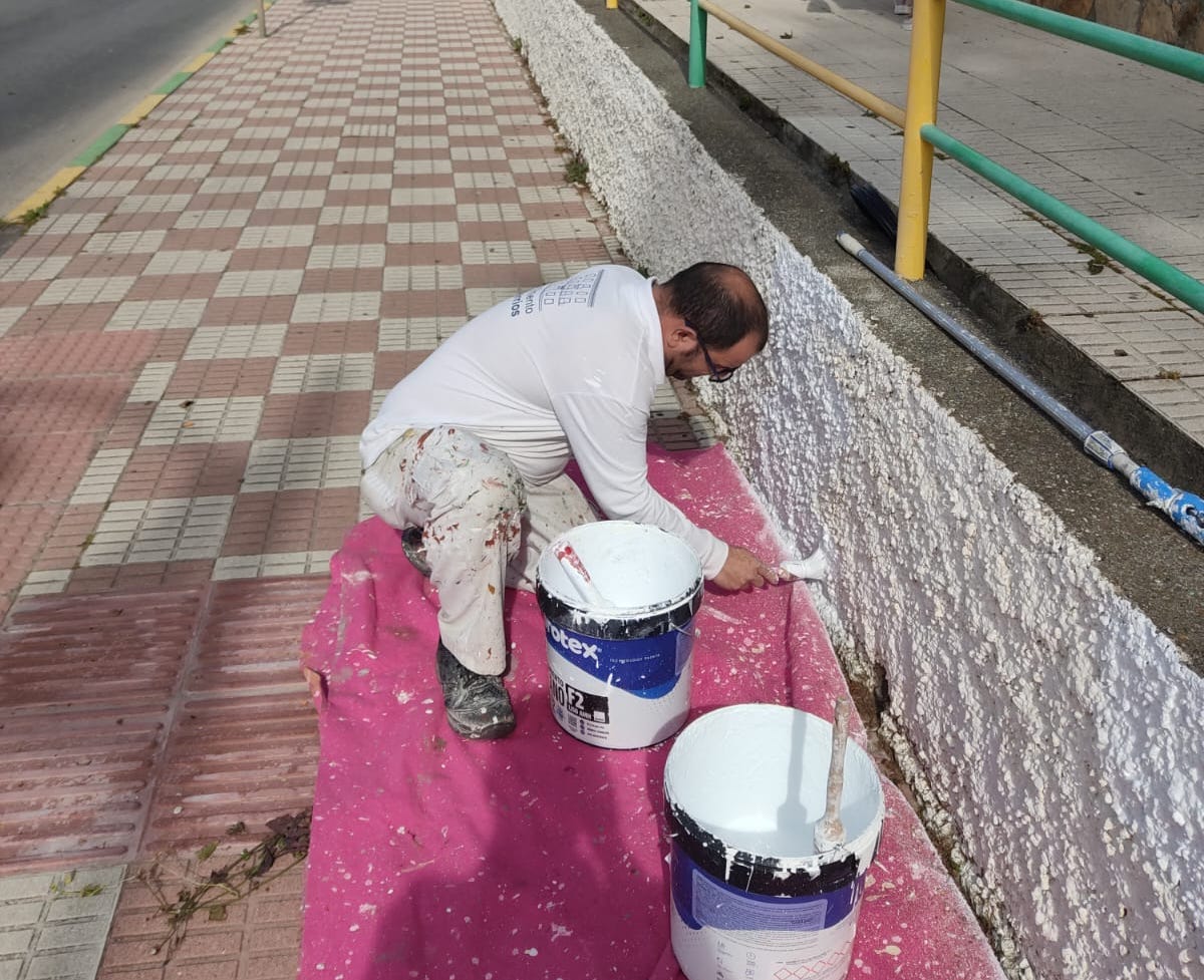 El Ayuntamiento de Los Barrios acomete trabajos de pintura de espacios públicos.
