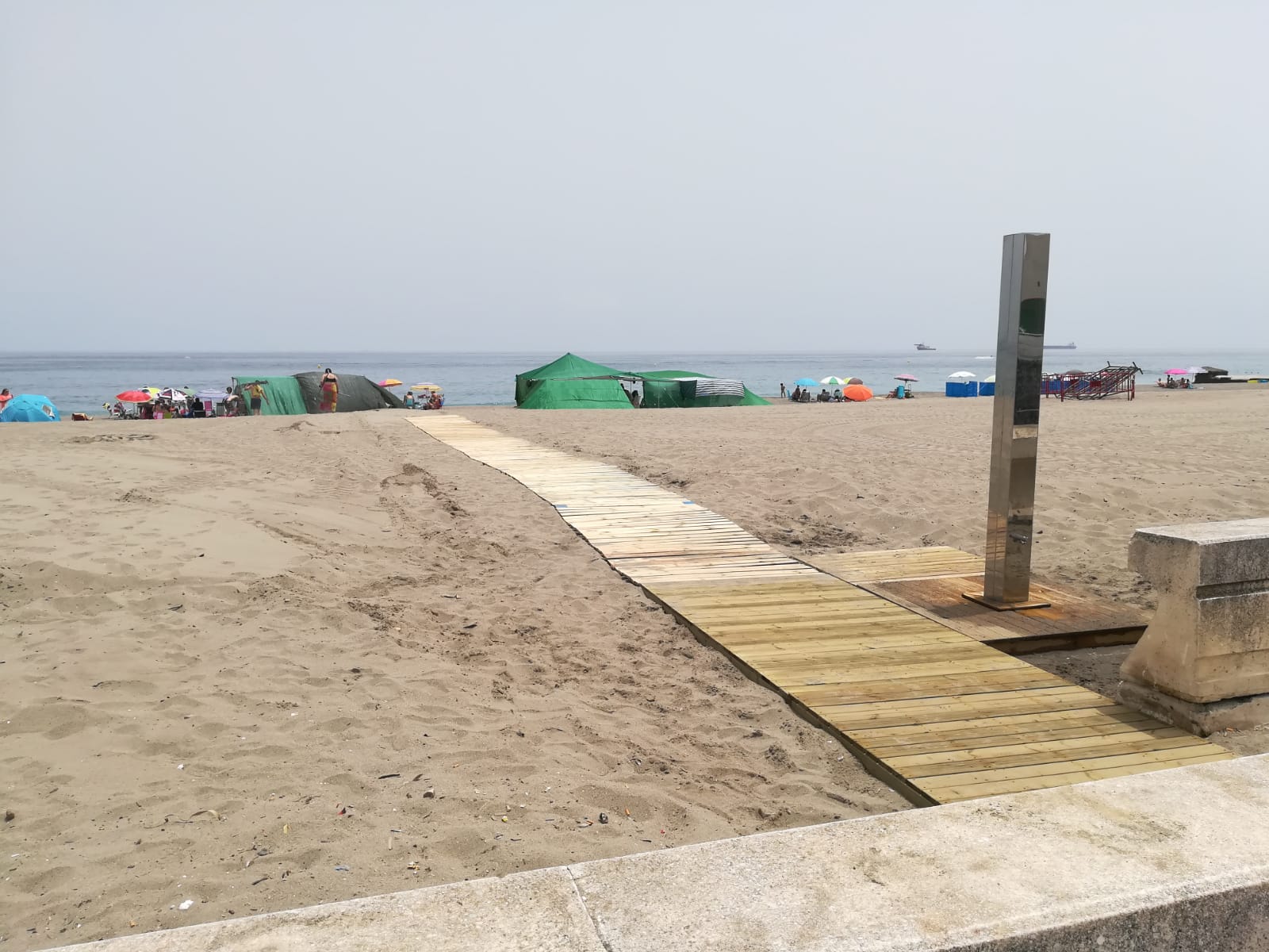 Las playas de La Línea se quedan sin duchas y lavapiés este verano por la sequía.