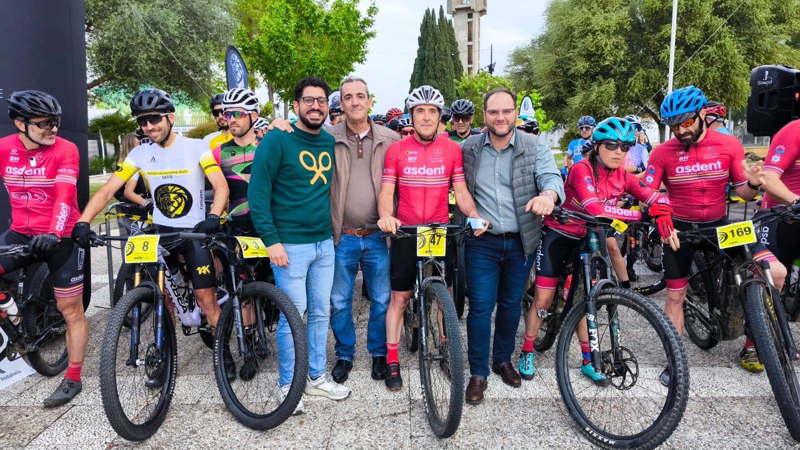 Vaca con los participantes en la Intercontinental Race MTB Europa África.