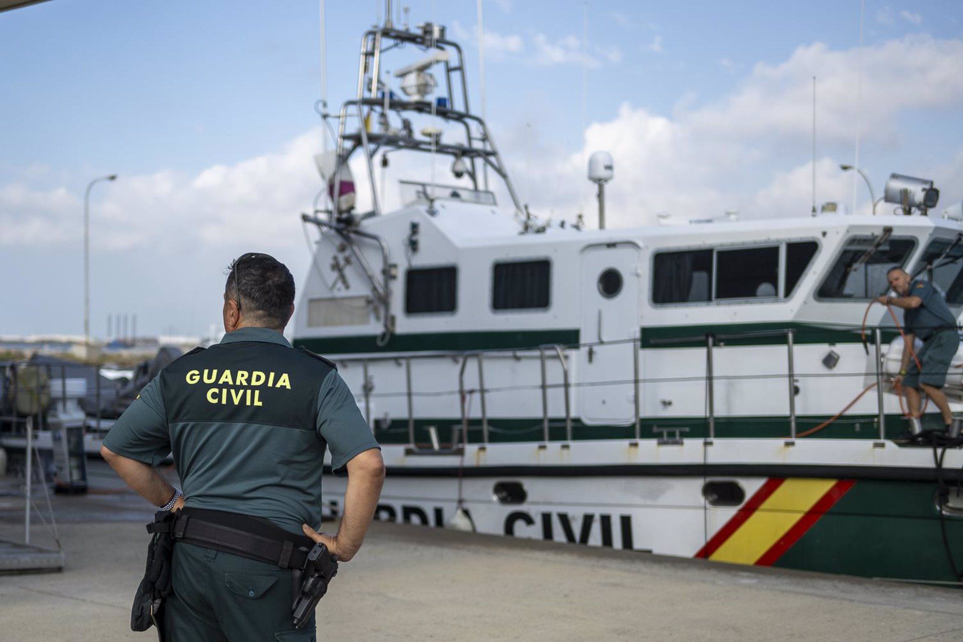 Un agente de la Guardia Civil delante de una embarcación del Servicio Marítimo, en archivo.