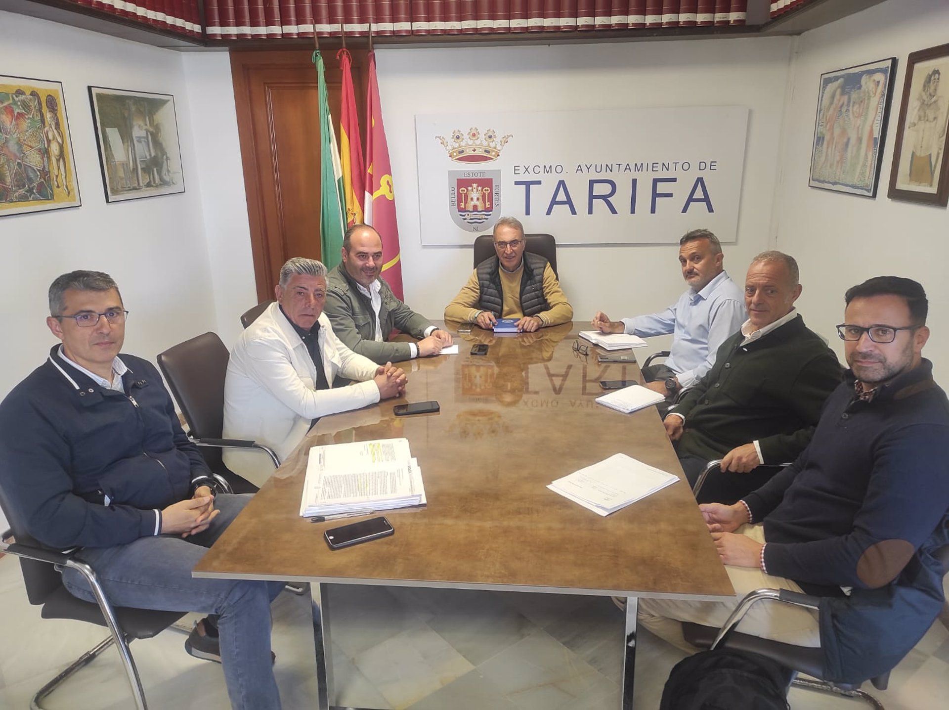 Antonio Aragón con el alcalde de Tarifa reunidos por la EDAR de Atlanterra.