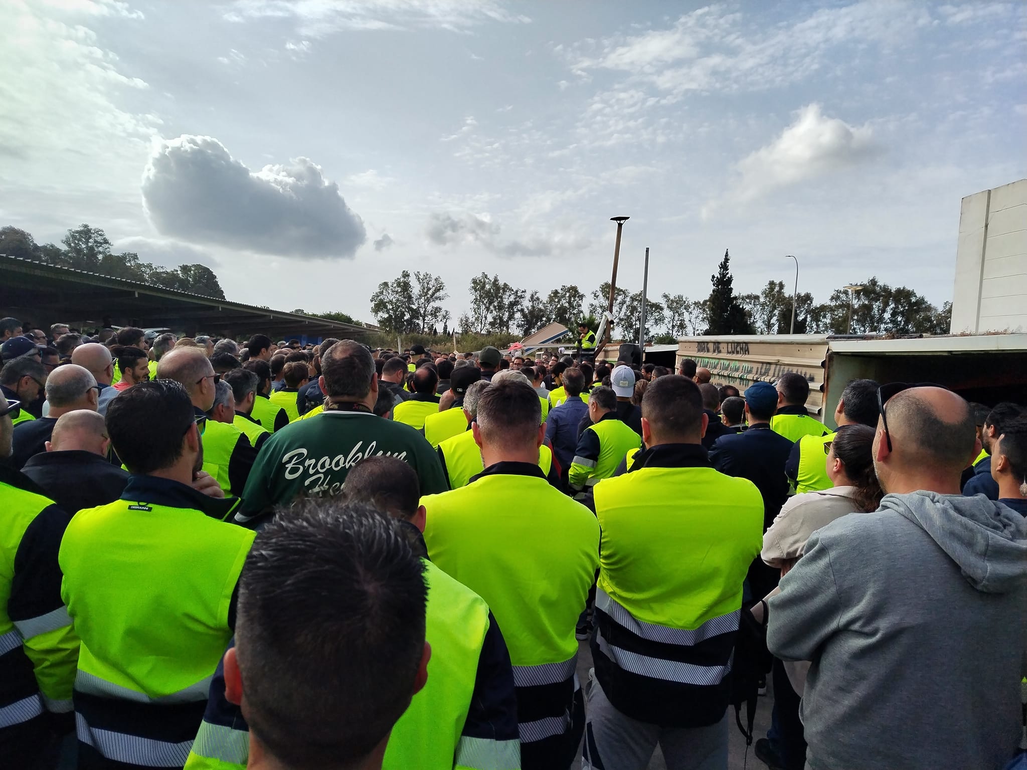 Trabajadores de Acerinox, en una asamblea.
