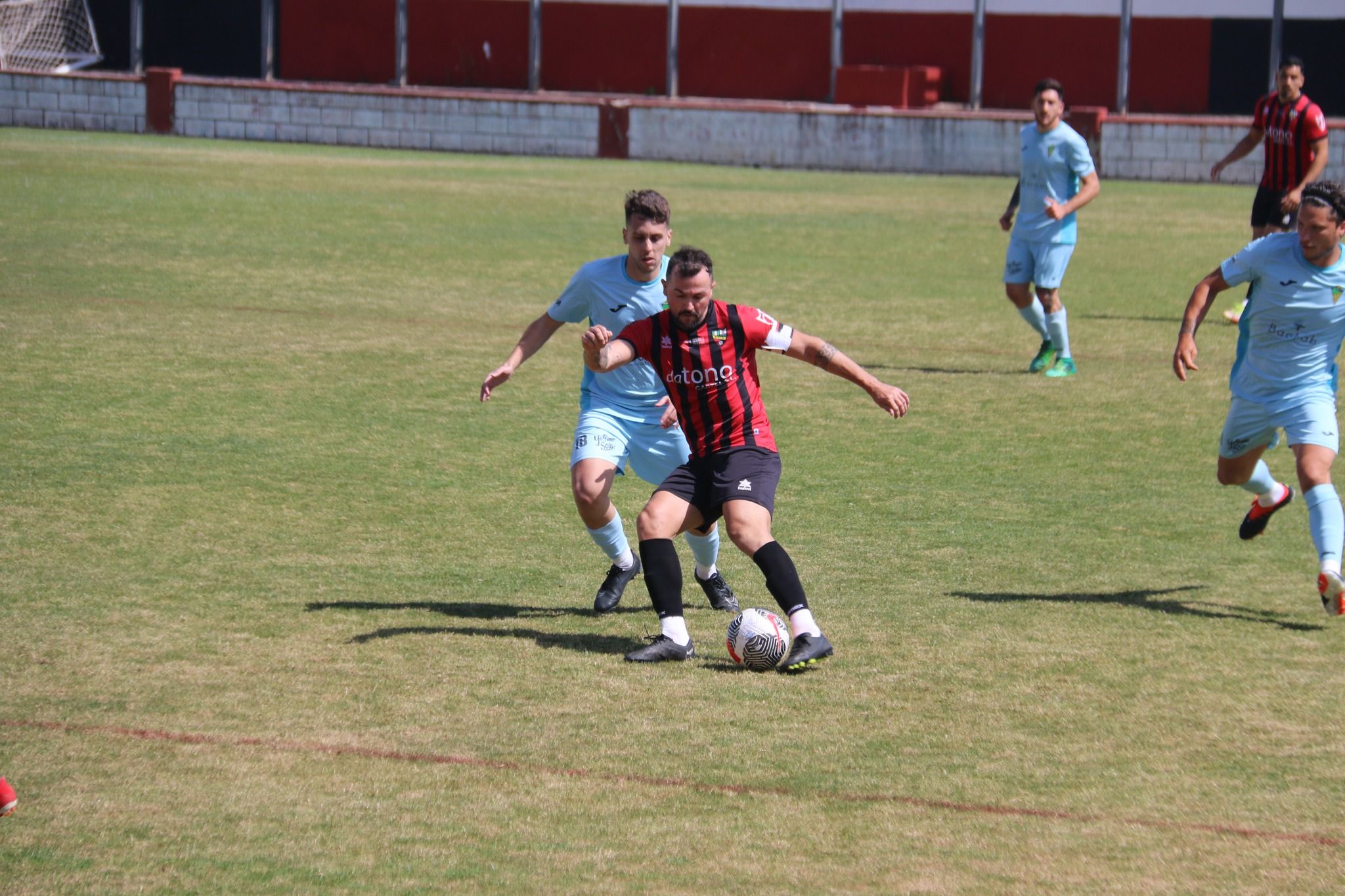 El veterano Álex Expósito -imagen-, con un 'hat-trick', casi manda a Segunda al CD San Bernardo